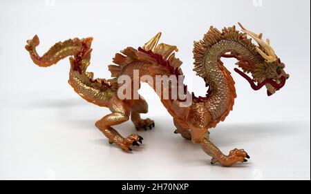 Drago d'oro isolato su bianco. Il drago cinese, noto anche come loong, long o polmone, è una creatura leggendaria. Un simbolo di potere, forza, fortuna Foto Stock
