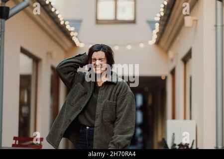 Donna felice con gli occhi chiusi Foto Stock