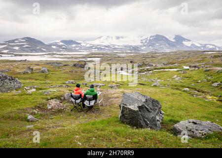 Coppia che ha pic-nic in montagna Foto Stock