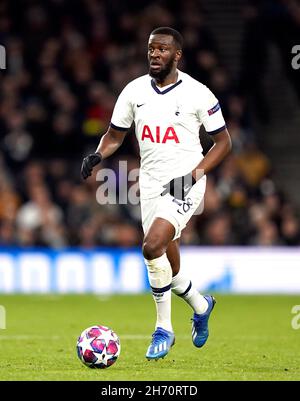 Foto del file datata 19-02-2020 di Tottenham Hotspur's Tanguy Ndombele durante il round della UEFA Champions League del 16 della prima partita al Tottenham Hotspur Stadium, Londra. Antonio Conte ha sfidato Tanguy Ndombele a lavorare per il team e non per sé davanti ad un potenziale richiamo per il centrocampista di casa a Leeds domenica. Data di emissione: Venerdì 19 novembre 2021. Foto Stock