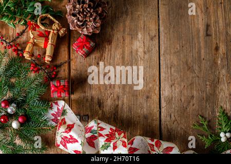 Le decorazioni di Natale su sfondo di legno Foto Stock