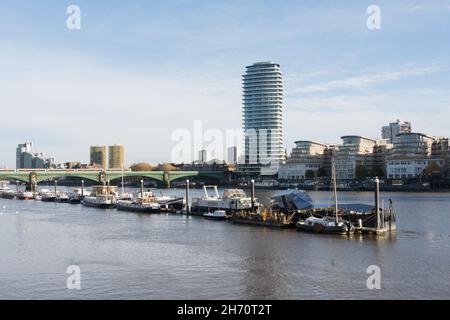 Una vista sul Tamigi di Barratt Homes' Lombard Wharf, Lombard Road, Londra, SW11, Inghilterra, REGNO UNITO Foto Stock