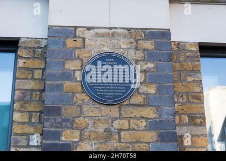 Placca blu all'esterno di Henry Lowenfeld's Kops' Brewery Co Ltd, Townmead Road, Fulham, Inghilterra, Regno Unito Foto Stock