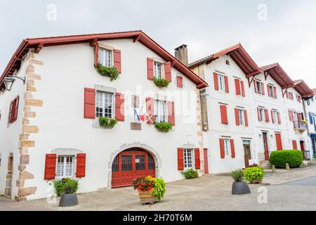 Bella vista della strada con il municipio e le case in Ainhoa, Aquitania, France.Travel destinazione Foto Stock