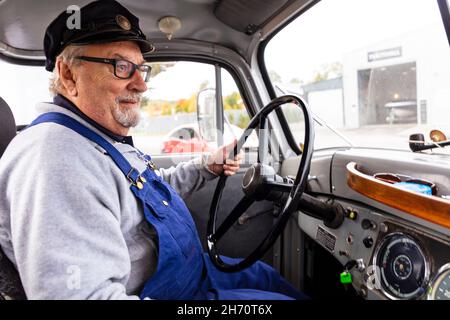 Uomo anziano in auto d'epoca Foto Stock