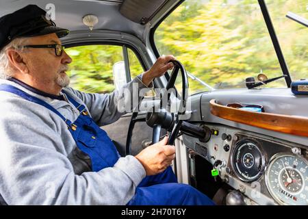 Uomo anziano in auto d'epoca Foto Stock