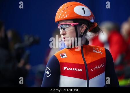 Debrecen, Ungheria. 19 Nov 2021. DEBRECEN, UNGHERIA - NOVEMBRE 19: Suzanne Schulting dei Paesi Bassi in competizione durante la Coppa del mondo ISU Short Track Speed Skating alla Fonix Arena il 19 Novembre 2021 a Debrecen, Ungheria (Foto di Istvan Derencsenyi/Orange Pictures) Casa di Sport credito: Orange Pics BV/Alamy Live News Foto Stock