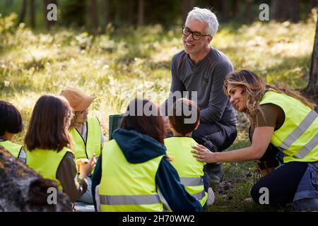 Insegnante che ha lezioni all'aperto Foto Stock
