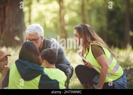Insegnante che ha lezioni all'aperto Foto Stock