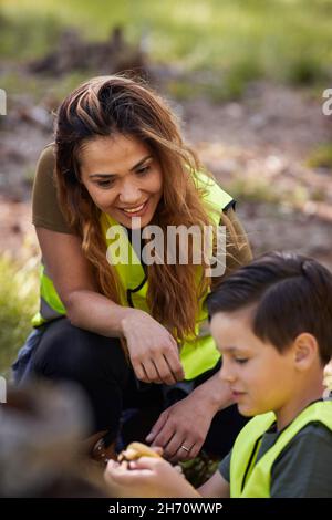 Insegnante femminile con scolaro che ha lezioni all'aperto Foto Stock