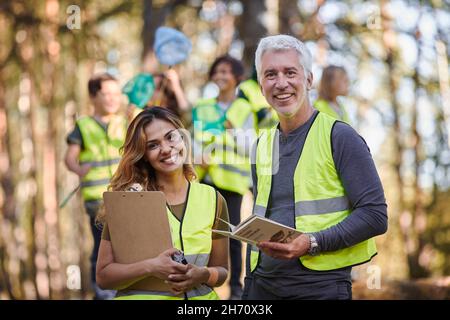 Insegnanti sorridenti che guardano la macchina fotografica Foto Stock