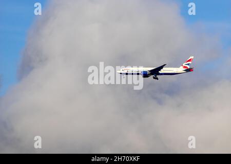 EAST GRINSTEAD, WEST SUSSEX, Regno Unito - NOVEMBRE 11 : British Airways volo su East Grinstead nel West Sussex, Regno Unito il 11 Novembre 2021 Foto Stock