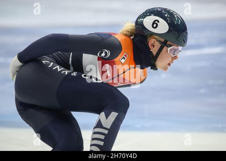 Debrecen, Ungheria. 19 Nov 2021. DEBRECEN, UNGHERIA - NOVEMBRE 19: Xandra Velzeboer dei Paesi Bassi che si compete durante la Coppa del mondo ISU Short Track Speed Skating alla Fonix Arena il 19 Novembre 2021 a Debrecen, Ungheria (Foto di Istvan Derencsenyi/Orange Pictures) Credit: Orange Pics BV/Alamy Live News Foto Stock