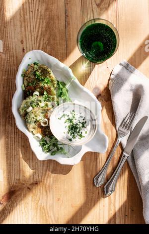 Piatto con frittelle e salsa Foto Stock