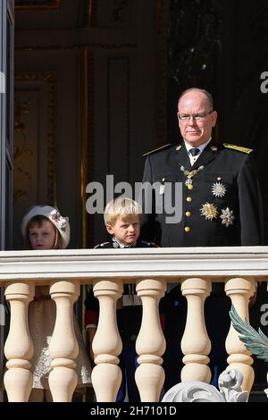 Monaco, Francia, 19 novembre 2021, il Principe Alberto II di Monaco e i suoi figli il Principe Jacques e la Principessa Gabriella durante le celebrazioni della Giornata Nazionale di Monaco, il 19 novembre 2021 a Monaco. Foto di David Niviere/ABACAPRESS.COM Foto Stock