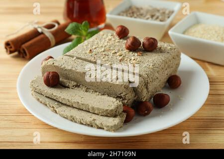 Concetto di cibo gustoso con halva su sfondo di legno. Concetto di cibo gustoso con halva su uno sfondo di legno Foto Stock