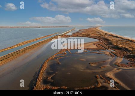 Volo sopra lo stagno di Vic, vicino a Vic la Gardiole, in Herault, in Occitanie, Francia Foto Stock