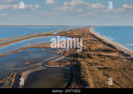 Volo sopra lo stagno di Vic, vicino a Vic la Gardiole, in Herault, in Occitanie, Francia Foto Stock