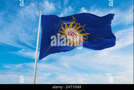 Bandiera anglicana rosa su sfondo cielo nuvoloso al tramonto. Vista panoramica. regno unito di gran Bretagna, Inghilterra. Spazio copia per banner ampio. 3d il Foto Stock