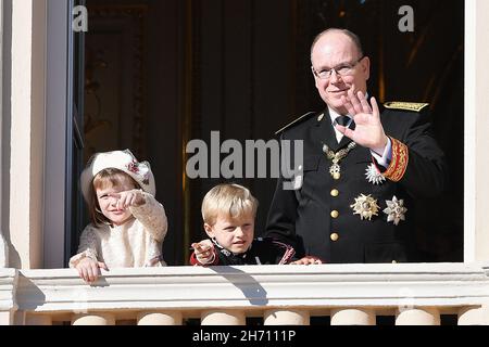 Monaco, Francia, 19 novembre 2021, il Principe Alberto II di Monaco e i suoi figli il Principe Jacques e la Principessa Gabriella durante le celebrazioni della Giornata Nazionale di Monaco, il 19 novembre 2021 a Monaco. Foto di David Niviere/ABACAPRESS.COM Foto Stock