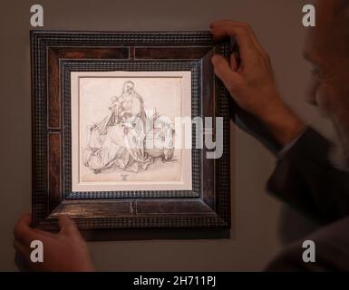 Agnews, St. James's Place, Londra Regno Unito. 19 novembre 2021. Anteprima di una mostra al rivenditore della London Art Week Agnews dal titolo Dürer e il suo tempo si è concentrato su una recente riscoperta importante di una penna inedita e di un disegno a inchiostro nero di Albrecht Dürer. E' la prima volta che questo disegno è mai stato di pubblico dominio. Immagine: Cliff Schorer esamina la recente riscoperta, molto importante, ed estremamente raro Albrecht Dürer penna e inchiostro nero disegno, c.1503. Vergine e Bambino con un fiore su una panchina erbosa, di ALBRECHT Dürer (Norimberga 1471-1528). Credit: Malcolm Park/Alamy Live News. Foto Stock