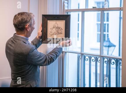 Agnews, St. James's Place, Londra Regno Unito. 19 novembre 2021. Anteprima di una mostra al rivenditore della London Art Week Agnews dal titolo Dürer e il suo tempo si è concentrato su una recente riscoperta importante di una penna inedita e inchiostro nero disegno di Albrecht Dürer, la Vergine e il Bambino. E' la prima volta che questo disegno è mai stato di pubblico dominio. Immagine: Anthony Crichton-Stuart con la recente riscoperta, molto importante, ed estremamente rara Albrecht Dürer penna e inchiostro nero disegno, c.1503. Vergine e Bambino con un fiore su una panchina erbosa, di ALBRECHT Dürer (Norimberga 1471-1528), firmato dall'artis Foto Stock