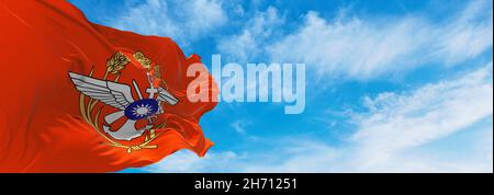 Bandiera del Ministero della Difesa Nazionale ROC su sfondo cielo nuvoloso al tramonto, vista panoramica. Repubblica popolare Cinese. Spazio di copia per striscioni larghi. 3 Foto Stock