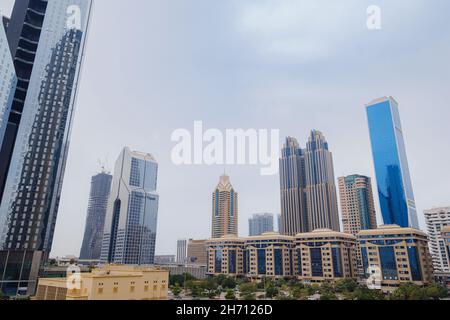 Dubai, UAE 19 Febbraio 2021: Gate Avenue è una nuova passeggiata, situata nel centro finanziario internazionale di Dubai. Sta collegando tutti i grattacieli del DIFC. Nuovo progetto da parte del Governo. Foto Stock