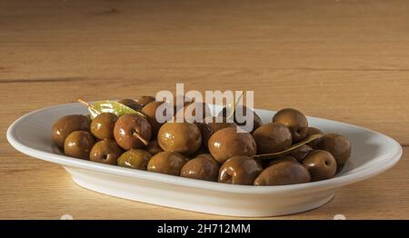 condite di olive nel piatto ovale copia spazio Foto Stock