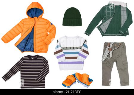 Collage set di abbigliamento autunnale ragazzo isolato su sfondo bianco. Pantaloni o pantaloni in denim, scarpe, giacca impermeabile, pullover, camicia, hood e a sw Foto Stock