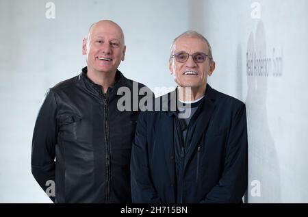 Stoccarda, Germania. 19 Nov 2021. Reid Anderson (r), ex direttore artistico del Balletto di Stoccarda, e Tadeusz Matacz (l), direttore della John Cranko Ballet School, raffigurati durante una conferenza stampa presso la John Cranko School. Reid Anderson diventerà direttore di una Fondazione John Cranko di recente costituzione. L'eredità del coreografo Cranko è di giovare alla John Cranko School. Credit: Bernd Weißbrod/dpa/Alamy Live News Foto Stock