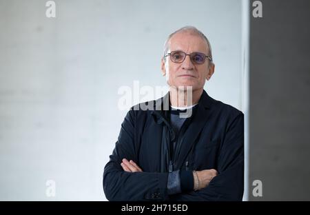 Stoccarda, Germania. 19 Nov 2021. Reid Anderson, ex direttore artistico del Balletto di Stoccarda, è stato raffigurato durante una conferenza stampa alla John Cranko School. Reid Anderson diventerà direttore di una Fondazione John Cranko di recente costituzione. L'eredità del coreografo Cranko è di giovare alla John Cranko School. Credit: Bernd Weißbrod/dpa/Alamy Live News Foto Stock