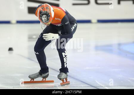 Debrecen, Ungheria. 19 Nov 2021. DEBRECEN, UNGHERIA - NOVEMBRE 19: Itzhak de Laat dei Paesi Bassi in competizione durante la Coppa del mondo ISU Short Track Speed Skating alla Fonix Arena il 19 Novembre 2021 a Debrecen, Ungheria (Foto di Istvan Derencsenyi/Orange Pictures) Credit: Orange Pics BV/Alamy Live News Foto Stock