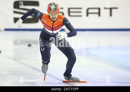 Debrecen, Ungheria. 19 Nov 2021. DEBRECEN, UNGHERIA - NOVEMBRE 19: Itzhak de Laat dei Paesi Bassi in competizione durante la Coppa del mondo ISU Short Track Speed Skating alla Fonix Arena il 19 Novembre 2021 a Debrecen, Ungheria (Foto di Istvan Derencsenyi/Orange Pictures) Credit: Orange Pics BV/Alamy Live News Foto Stock