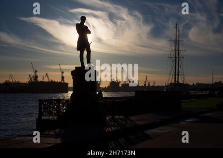 San Pietroburgo, Russia 12 2021 novembre: Monumento all'ammiraglio Ivan Krusenstern testa della prima spedizione mondiale rotonda russa. Foto Stock