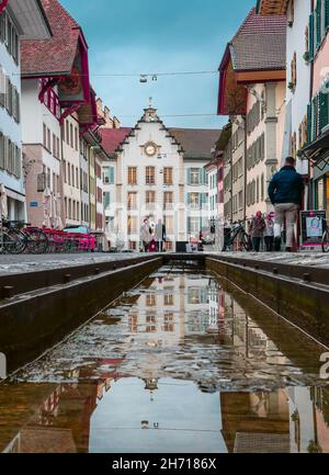 Aarau, Svizzera - 3 novembre 2021: Il centro storico di Aarau, che è un comune, e la capitale del cantone svizzero settentrionale di Argau. Foto Stock