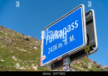 Furkapass, Svizzera - 14 agosto 2021: Il Furkapass è un passo di montagna svizzero a 2429 m sul livello del mare. Collega il cantone di Uri con il CAN Foto Stock