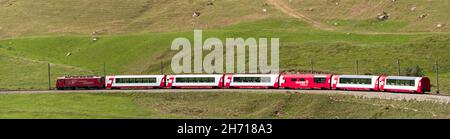 Disentis, Svizzera - 14 agosto 2021: Il Glacier Express è un marchio svizzero per il treno panoramico turistico che attraversa le Alpi svizzere. Foto Stock