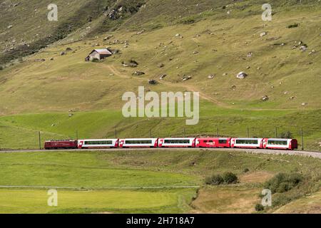 Disentis, Svizzera - 14 agosto 2021: Il Glacier Express è un treno panoramico turistico che attraversa le Alpi svizzere. Foto Stock