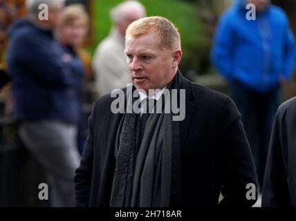 L'ex direttore celtico Neil Lennon partecipa al servizio commemorativo presso la cattedrale di Glasgow. Il 26 ottobre 2021 è stato annunciato che l'ex Scozia, Rangers ed Everton manager Walter Smith era morto all'età di 73 anni. Data foto: Venerdì 19 novembre 2021. Foto Stock