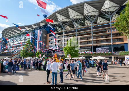 Grandstand all'ippodromo Royal Ascot, Royal Berkshire, Regno Unito, durante la Red Bull Air Race 2014. Visitatori negli stand e nei terreni. Coniglietti patriottici Foto Stock