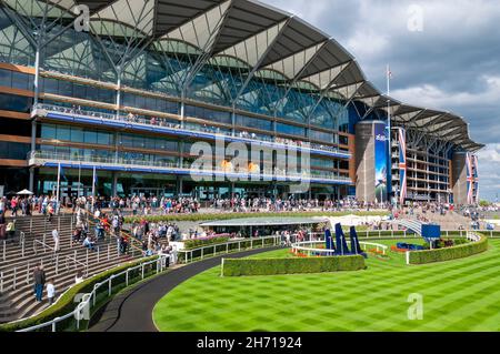 Grandstand all'ippodromo Royal Ascot, Royal Berkshire, Regno Unito, durante la Red Bull Air Race 2014. Visitatori negli stand e nei terreni Foto Stock