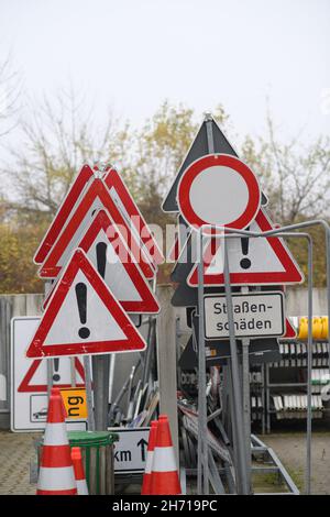 Atzendorf, Germania. 12 novembre 2021. I cartelli stradali mobili e i coni di segnalazione sono collocati nei locali del deposito di manutenzione stradale Atzendorf. Credit: Klaus-Dietmar Gabbert/dpa-Zentralbild/ZB/dpa/Alamy Live News Foto Stock