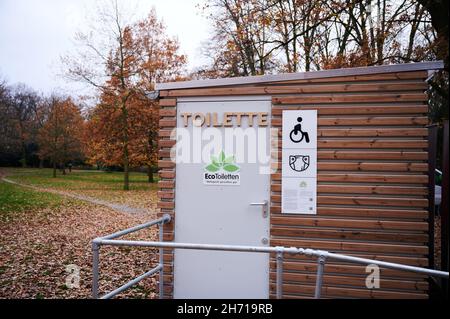 Berlino, Germania. 19 Nov 2021. In un bagno pubblico privo di barriere architettoniche nella Hasenheide, c'è anche un fasciatoio. Questo Ecotoilette gestisce senza acqua, è inodore e le feci secche sono da utilizzare come fertilizzante e compost per fiori. A Berlino, lo spazio pubblico è sottofornito di servizi igienici gratuiti e i servizi igienici pubblici spesso devono essere pagati. Credit: Annette Riedl/dpa/Alamy Live News Foto Stock