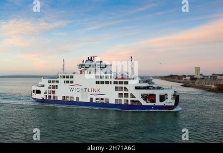 Wight link Portsmouth a Isola di Wight Ferry St. Claire in barca a vela da Portsmouth all'alba Foto Stock