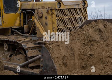 Bull'dozer rimuove la diga nel delta del Danubio. Primo piano Foto Stock