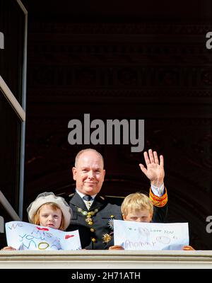 Monaco Ville, Monaco. 19 Nov 2021. Il Principe Alberto II, il Principe Jacques e la Principessa Gabriella di Monaco al Palazzo Principato di Monaco-Ville, il 19 novembre 2021, in occasione della celebrazione del Monacos National Day Credit: Albert Nieboer/Netherlands OUT/Point de Vue OUT/dpa/Alamy Live News Foto Stock