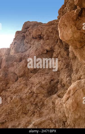 Oasi di montagna Chebik, deserto del Sahara. Vista della catena montuosa dell'Atlante. Tunisia Foto Stock