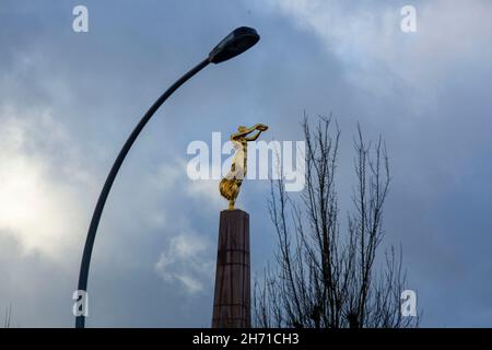 Monumento della memoria vicino a Piazza della Costituzione. Si tratta di un obelisco di granito e memoriale di guerra soprannominato "Golden Lady" per la sua statua dorata. Lussemburgo. Foto Stock