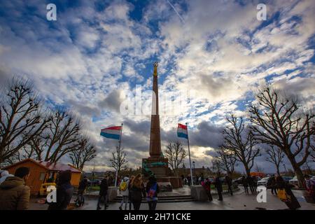 Monumento della memoria vicino a Piazza della Costituzione. Si tratta di un obelisco di granito e memoriale di guerra soprannominato "Golden Lady" per la sua statua dorata. Lussemburgo. Foto Stock